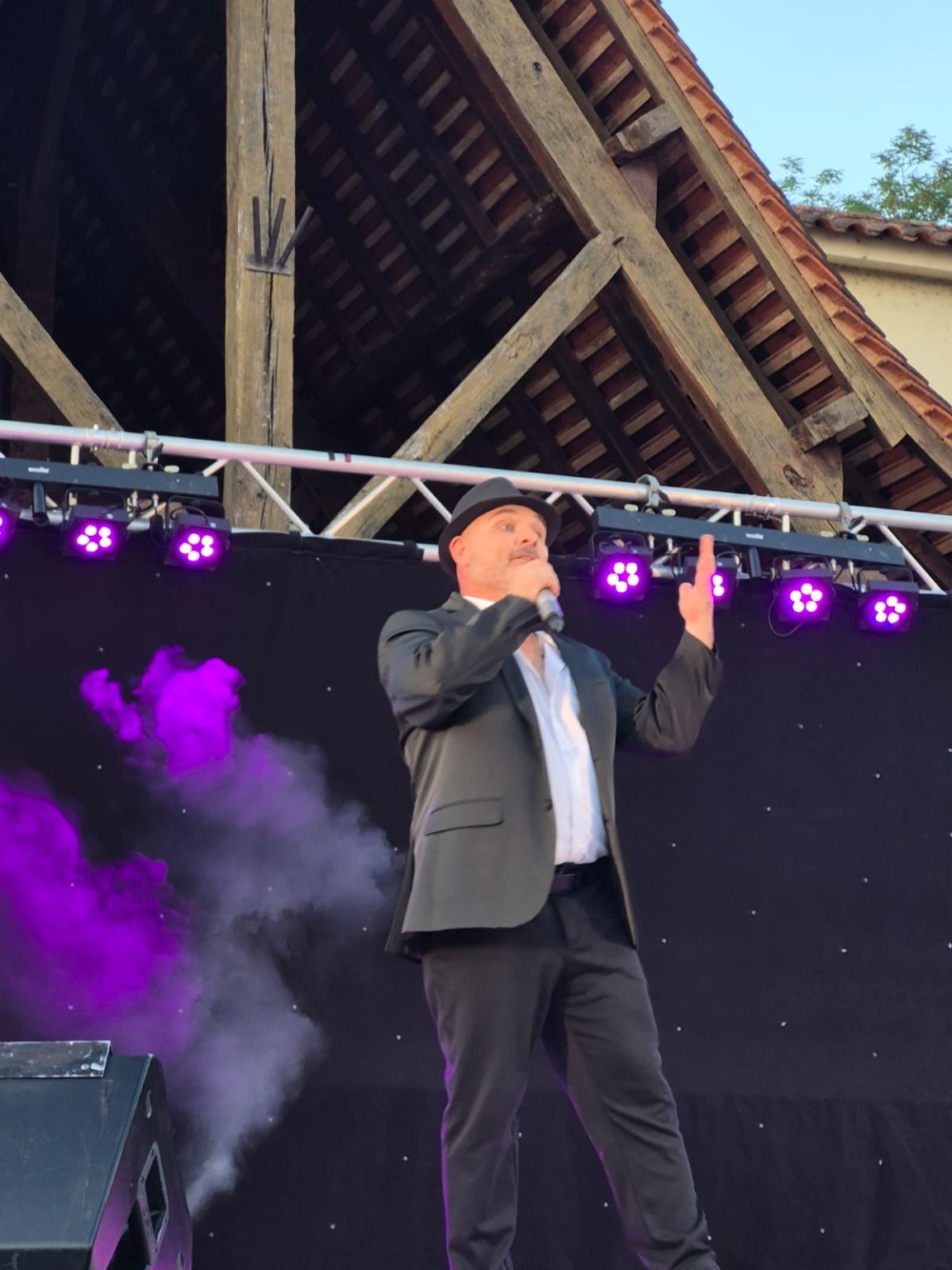 Cyril Lyns artiste chanteur sur scène